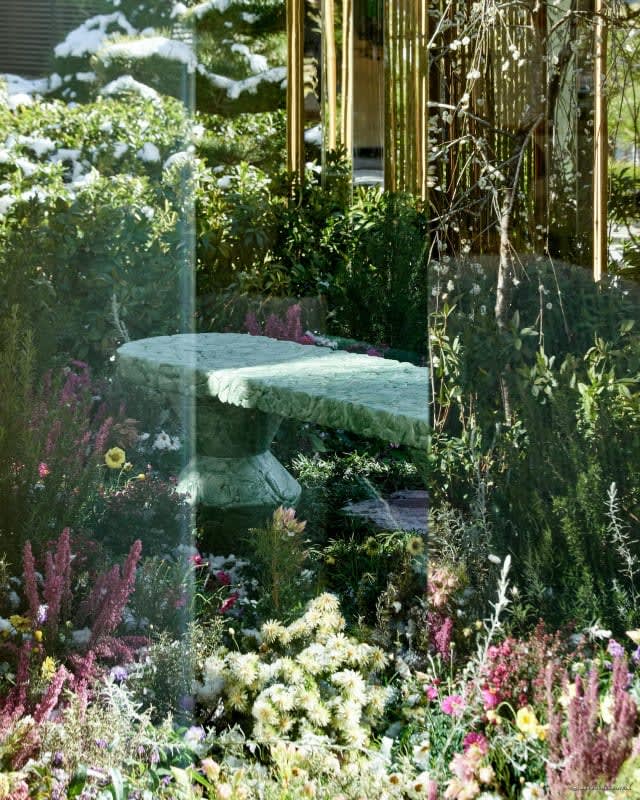Vue aérienne du pavillon de bambou Dior illuminé à la nuit tombée, à Daikanyama, Tokyo