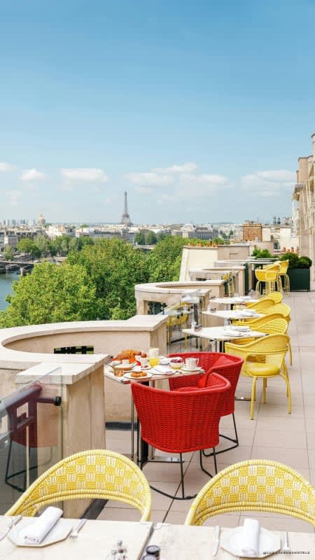 La façade du Cheval Blanc Paris, dans l’ancienne Samaritaine, vue depuis la Seine et le Pont Neuf