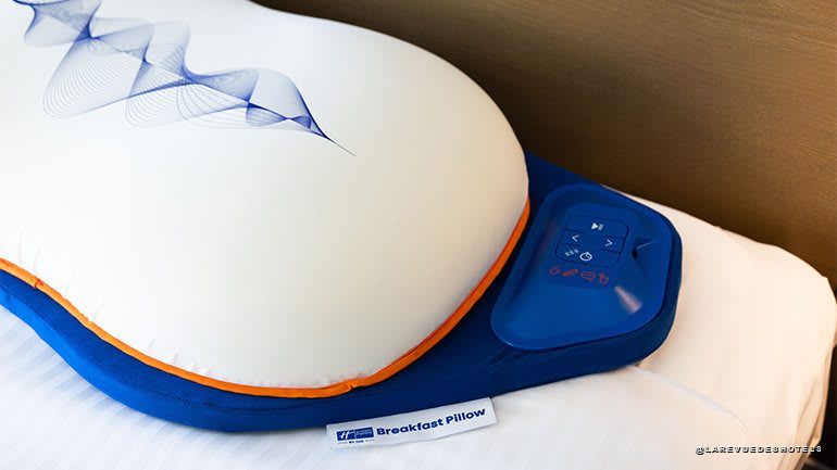 Le Breakfast Pillow en gros plan, avec son boîtier de commandes bleu et son étiquette de marque