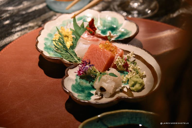 Assiette de sashimi dressée sur une céramique japonaise par un maître sushi de quatrième génération