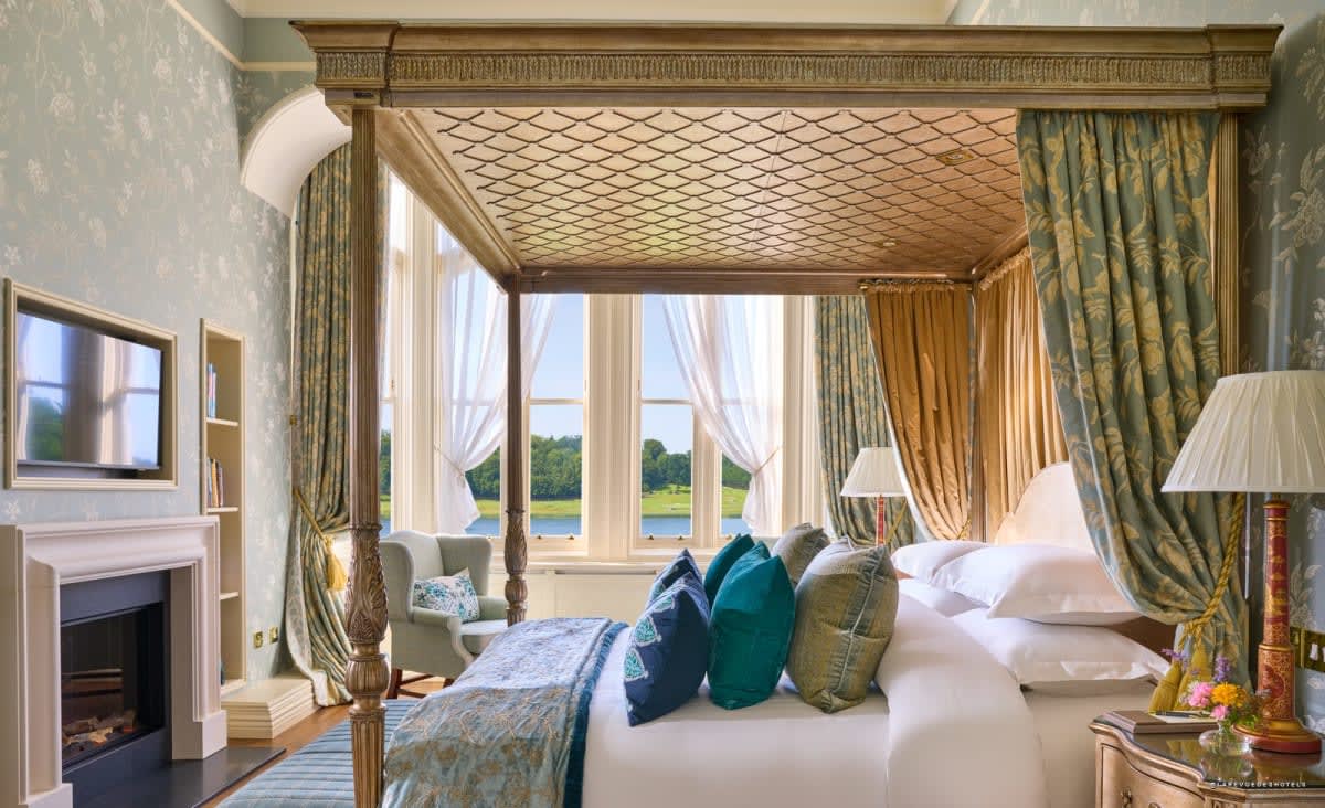 Une suite de Dromoland Castle avec son lit à baldaquin et ses boiseries d'origine