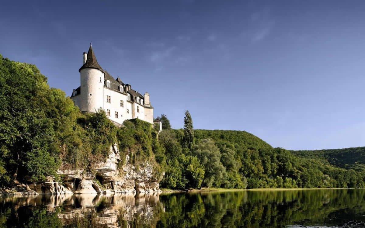 Le Château de la Treyne surplombant la Dordogne, Relais & Châteaux cinq étoiles dans le Lot
