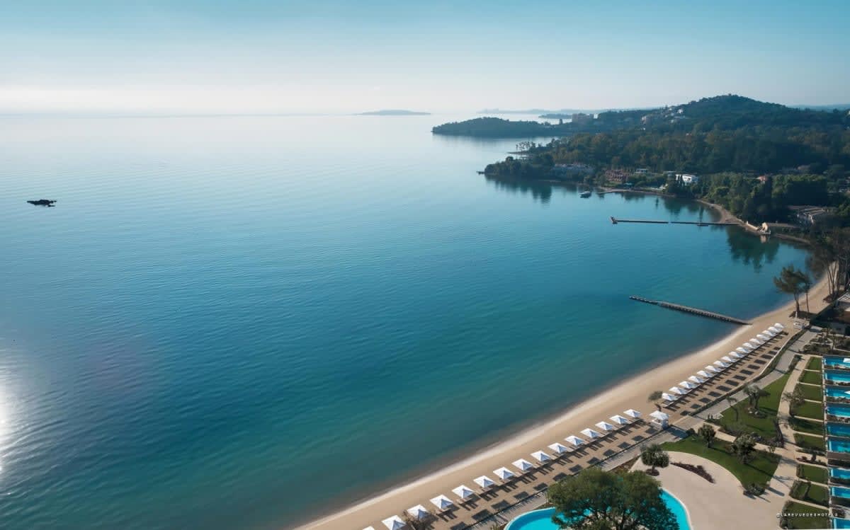 Piscine principale d'un resort Ikos en Méditerranée, bordée de palmiers