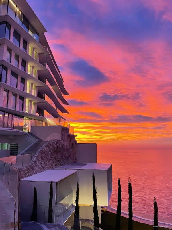La façade en terrasses du Maybourne Riviera au coucher du soleil, au-dessus de la Méditerranée