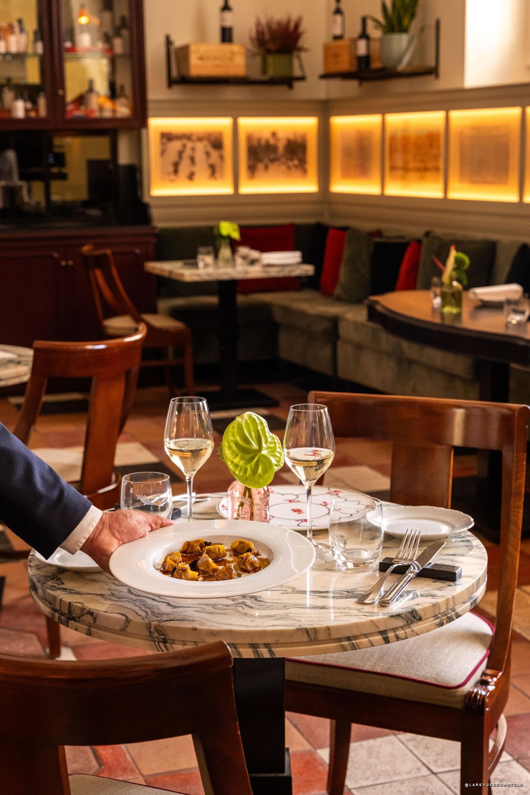 La sala del restaurante San Baylon, en el hotel Palazzo Ripetta de Roma, con sus mesas de mármol
