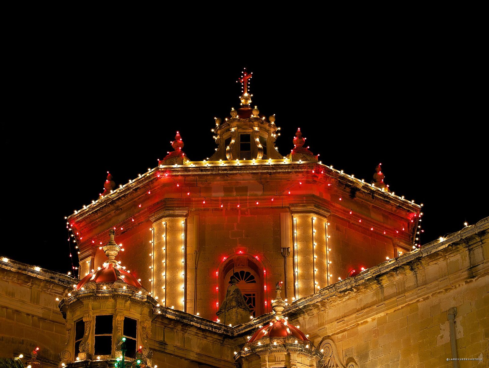 La place Misrah ir-Repubblika a Zurrieq, a Malte, fermee par l eglise paroissiale Sainte-Catherine