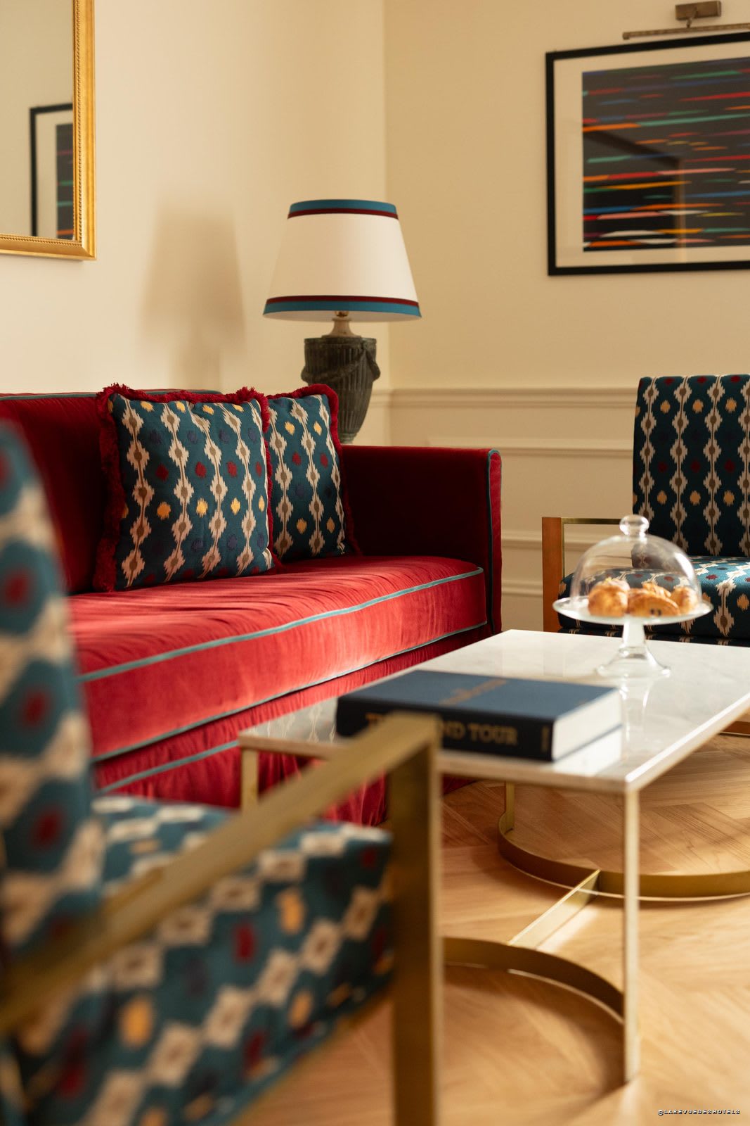 Una habitación del hotel Palazzo Ripetta, en Roma, con su mobiliario contemporáneo y sus revestimientos de madera