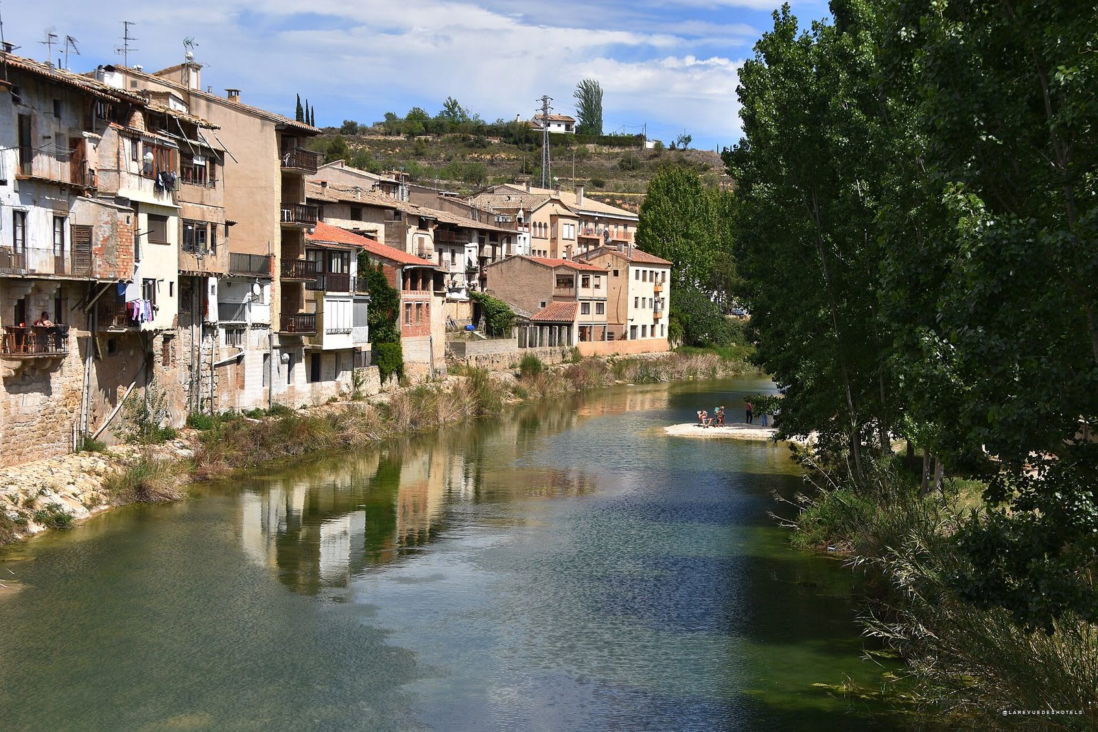 Le village de La Fresneda, dans le Matarrana, entoure d oliviers et d amandiers en fleur