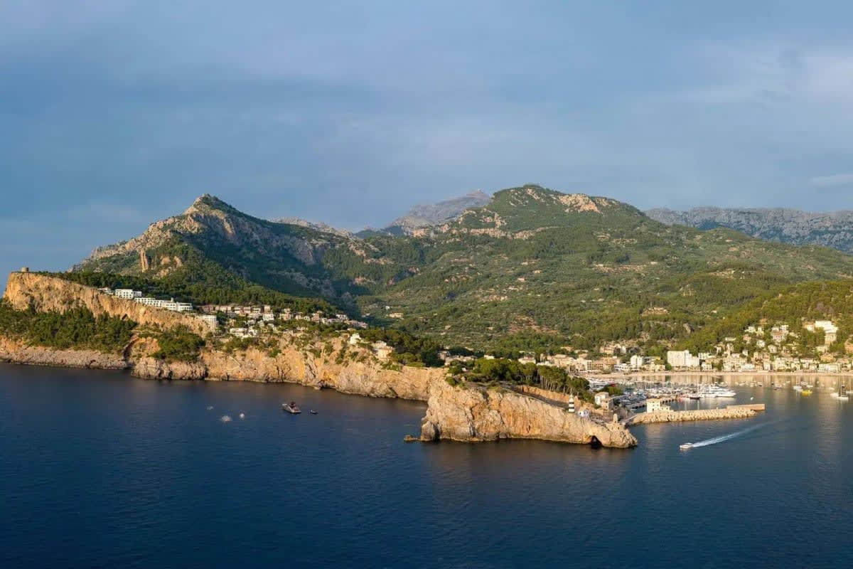 La baie de Port de Sóller à Majorque, où le Jumeirah Port Sóller Hotel & Spa domine la falaise