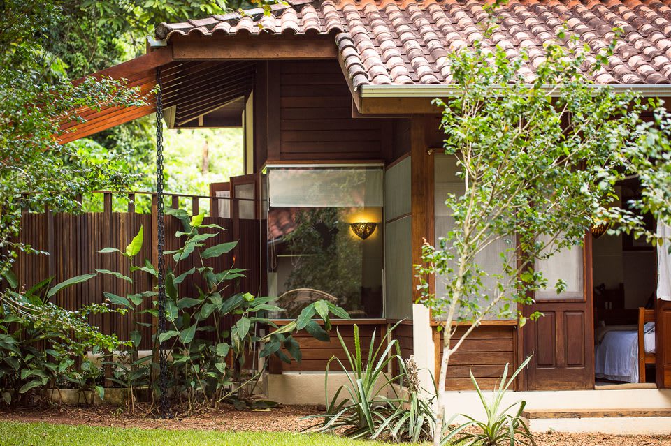 Un bungalow entoure de vegetation a Alta Floresta