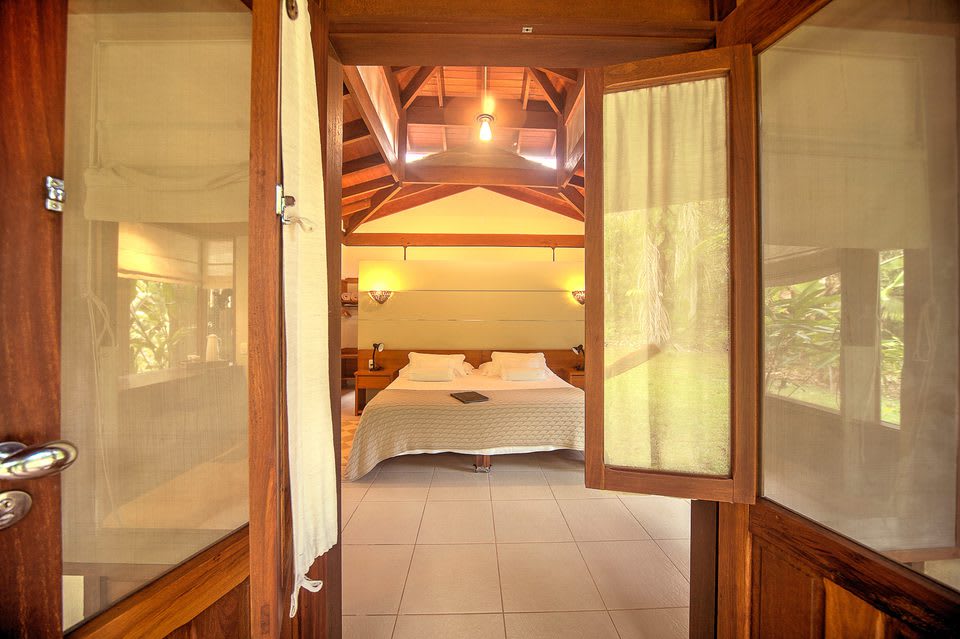 Une suite du lodge ouverte sur la vegetation