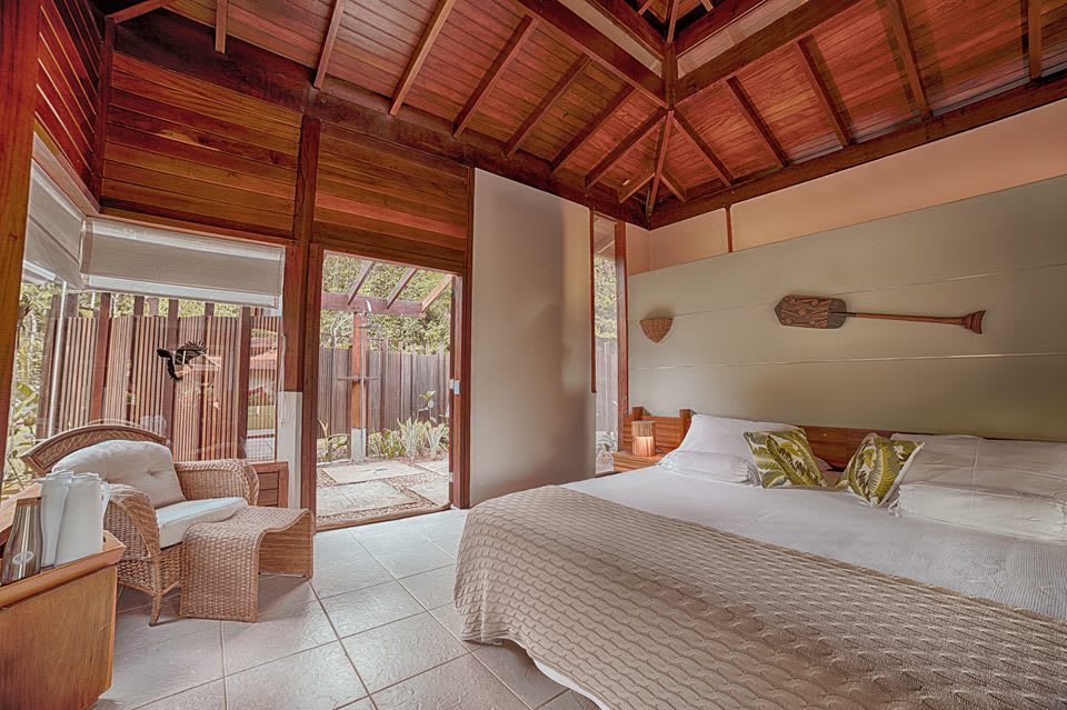 Une chambre sous charpente de bois, dans le Mato Grosso
