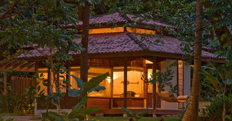 Un bungalow eclaire a la tombee de la nuit