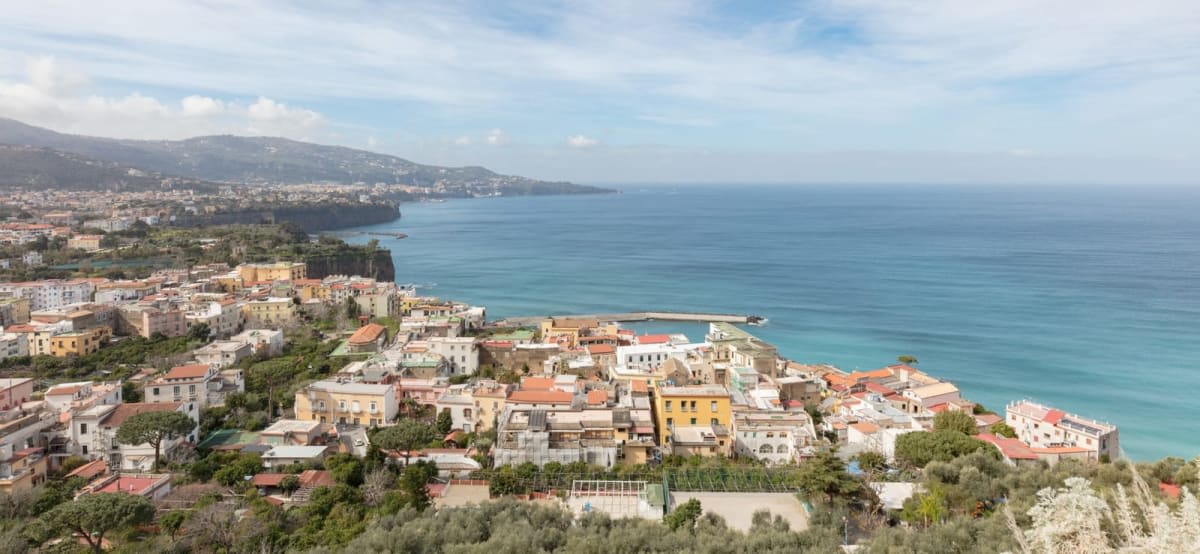 Panorama de la péninsule de Sorrente, ses maisons ocre étagées au-dessus du golfe de Naples