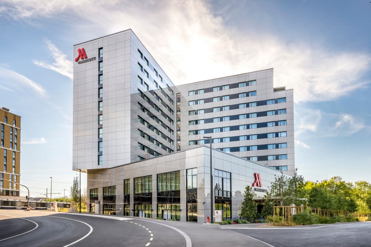 La façade du Geneva Marriott Hotel, dont le douzième étage abrite le rooftop La Suite 1201