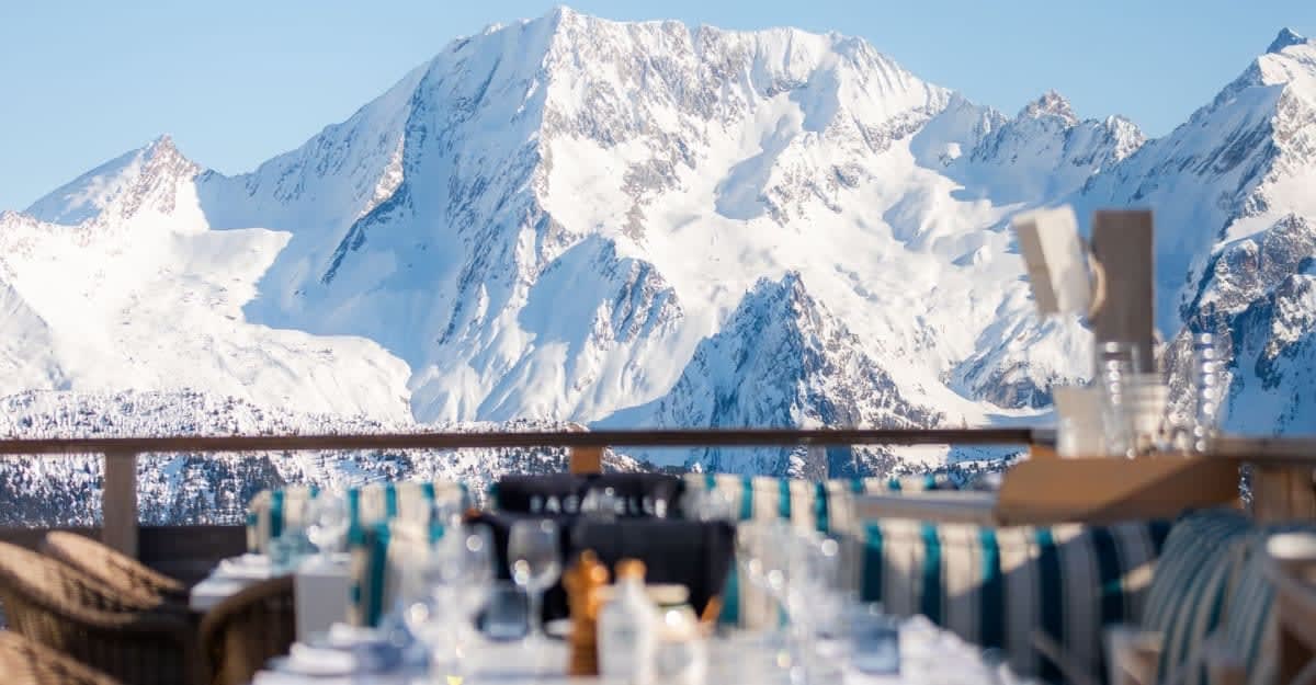 Panorama sur les sommets enneigés depuis une terrasse de Courchevel 1850, station où la SBM installe le Monte-Carlo One