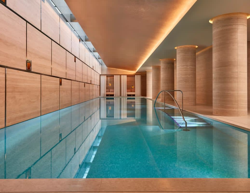 La piscine du club Surrenne, à Belgravia, rattaché à The Emory