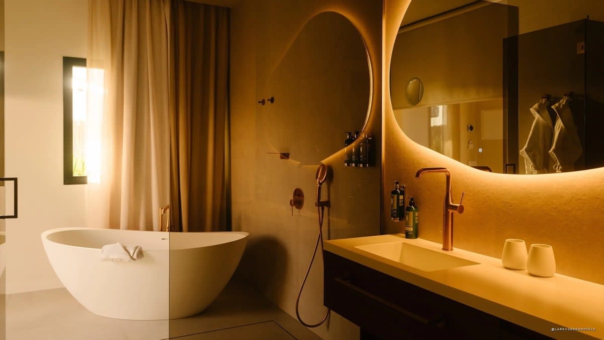 Salle de bain en pierre naturelle du Rivelian Grand Menorca