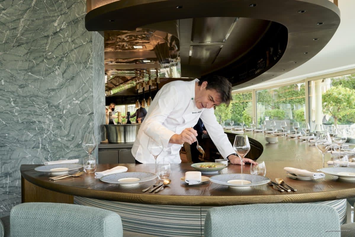 Yannick Alleno au comptoir du Pavyllon Monte-Carlo