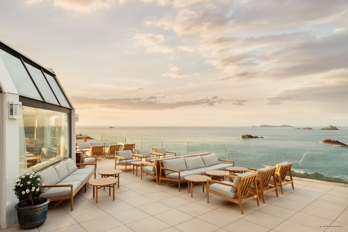 Terrasse de l Emeria Dinard au coucher du soleil