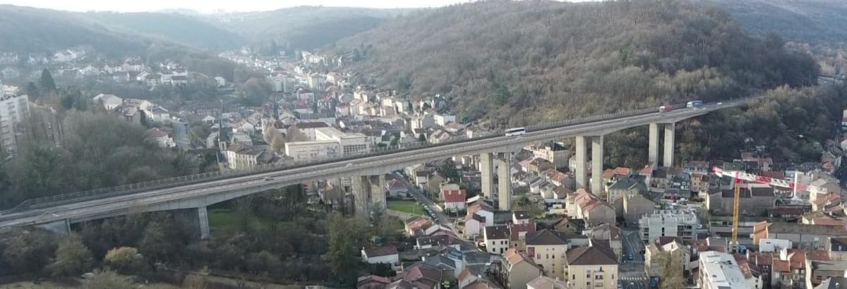 Vue d'ensemble du viaduc d'Hayange sur l'autoroute A30 en fevrier 2024