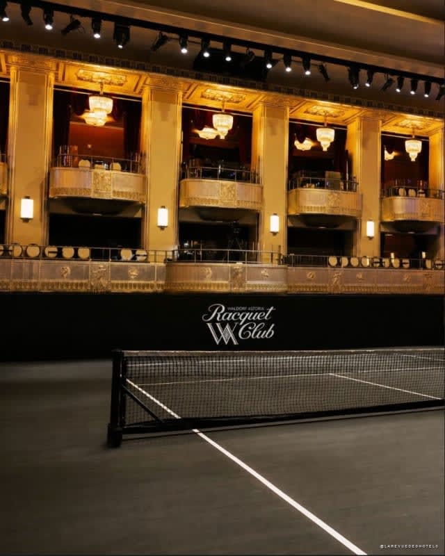 Le court installé sous les balcons de la grande salle de bal du Waldorf Astoria New York