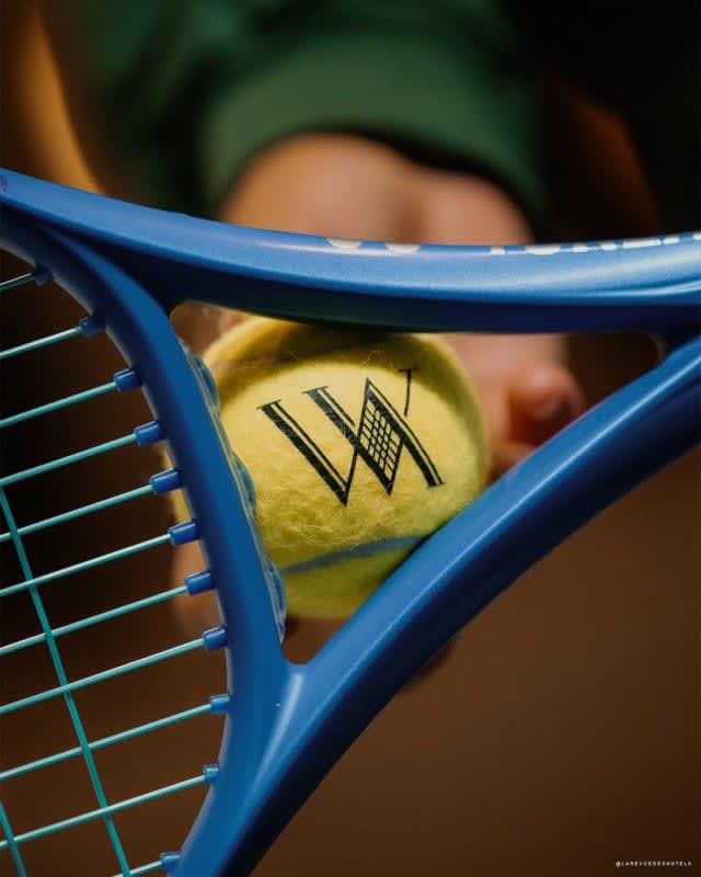 Raquette et balle au monogramme du Waldorf Racquet Club