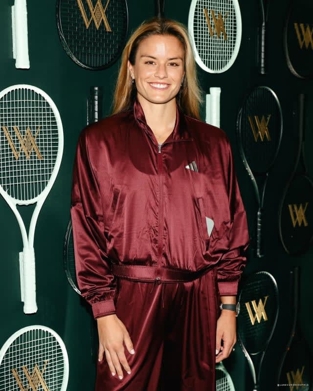 Une invitée devant le mur de raquettes du Waldorf Racquet Club