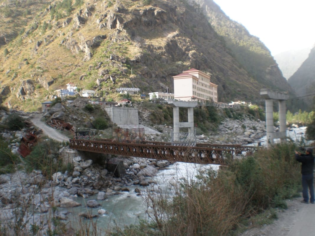 Le pont de l'amitié sino-népalaise au col de Gyirong, point de passage frontalier détruit par les inondations de 2026