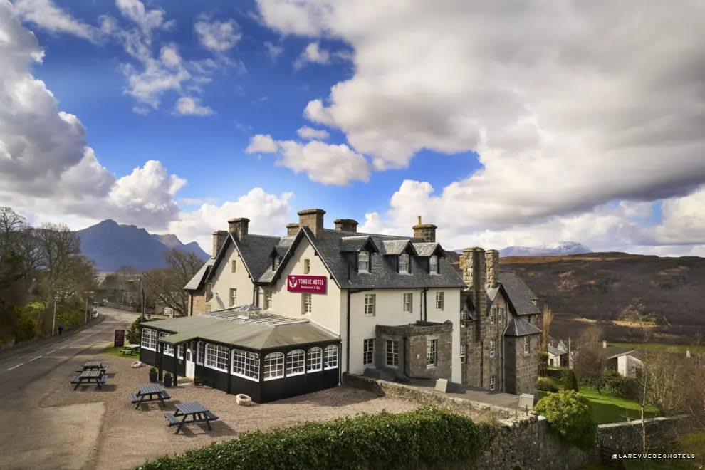 El Tongue Hotel, apoyado en las montañas de Sutherland