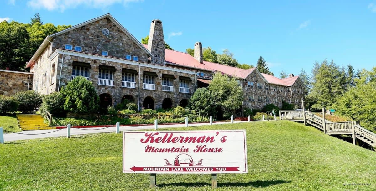 Le panneau Kellerman's Mountain House à l'entrée du Mountain Lake Lodge