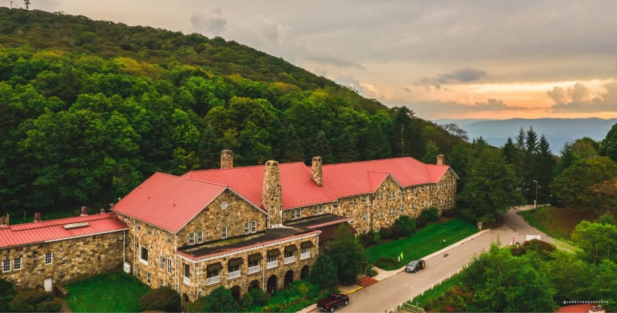 Le Mountain Lake Lodge au coucher du soleil dans les Blue Ridge Mountains
