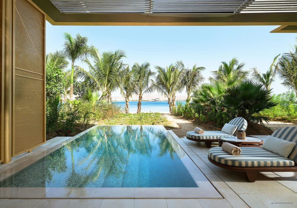 La piscine et la terrasse d'une villa du Nammos Resort AMAALA