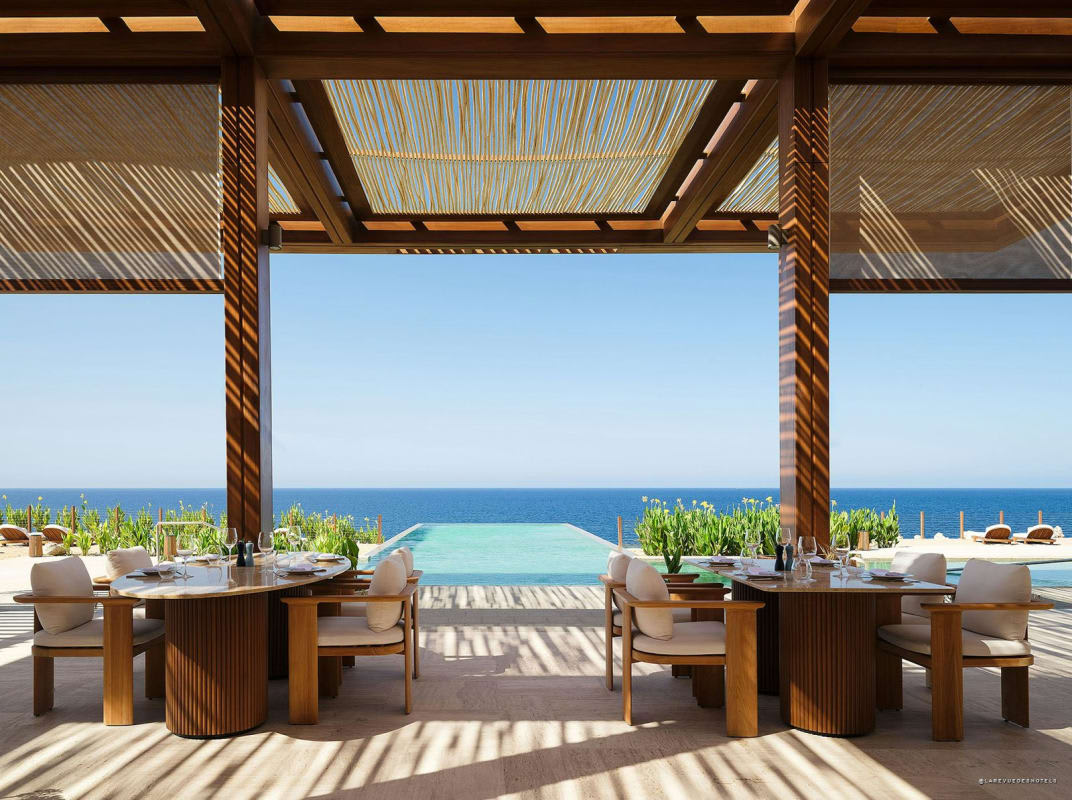 Le restaurant en terrasse du Nammos Resort AMAALA face à la mer Rouge