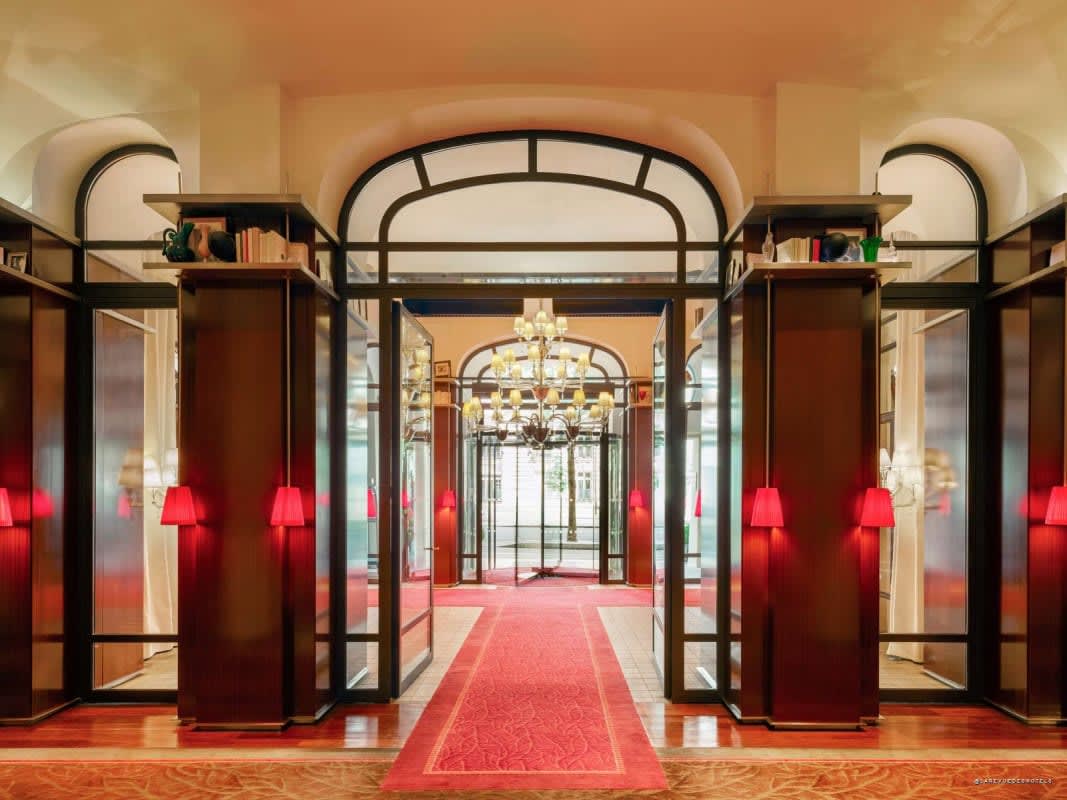 Céline Dion devant l'entrée du Royal Monceau · Raffles Paris, avenue Hoche, encadrée par son service de sécurité