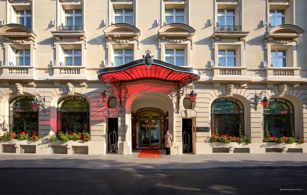 Céline Dion devant l'entrée du Royal Monceau · Raffles Paris, avenue Hoche, encadrée par son service de sécurité