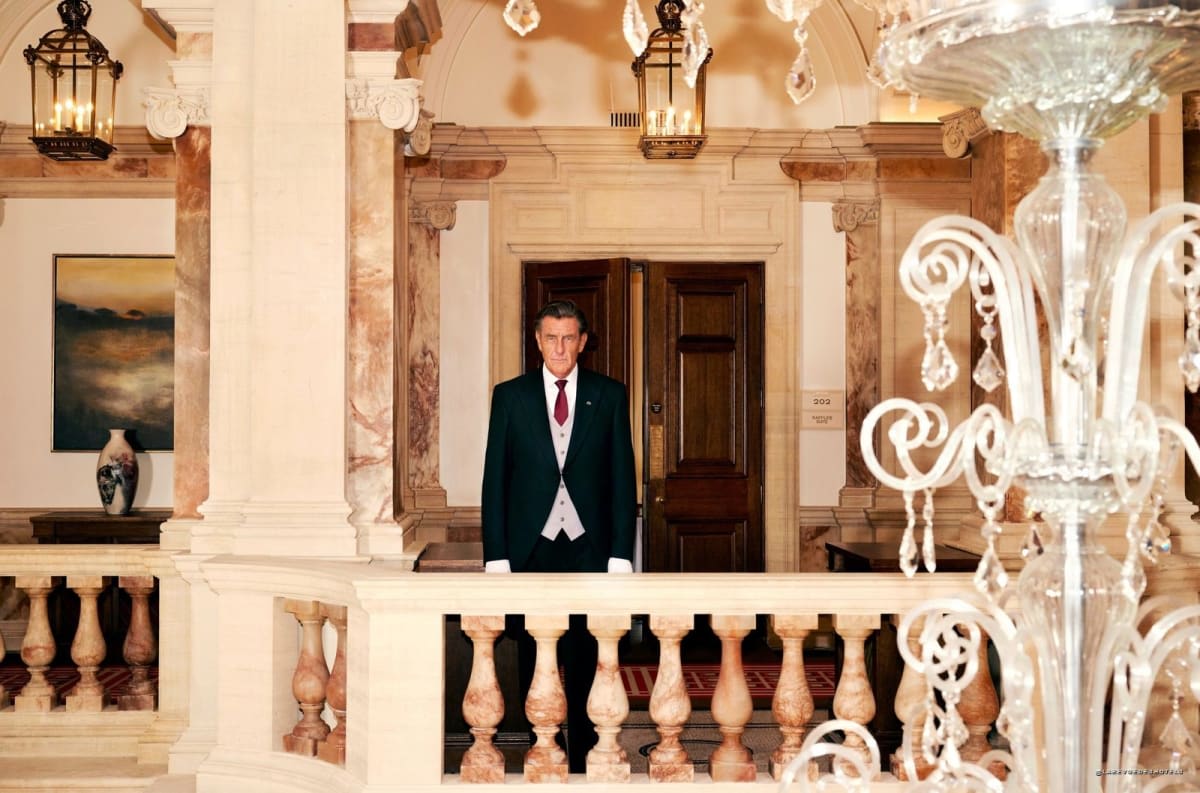 Céline Dion devant l'entrée du Royal Monceau · Raffles Paris, avenue Hoche, encadrée par son service de sécurité