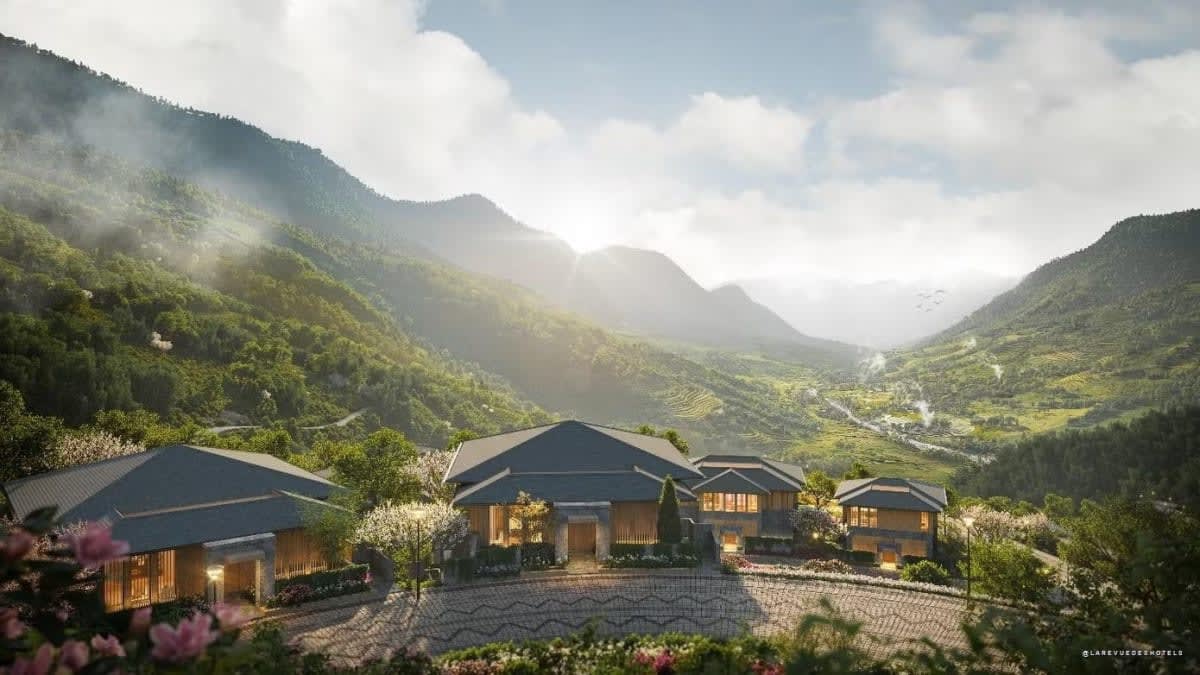 Vue aérienne des 79 villas de The Residences at InterContinental Sapa Resort dans la vallée de Muong Hoa, sous les nuages
