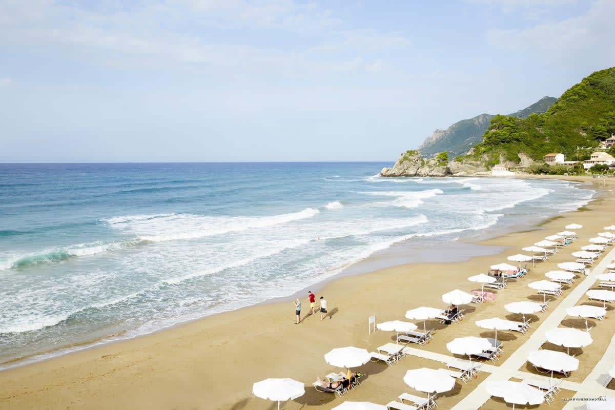 La plage de Kontogialos, à Pelekas, devant l'Ella Elyra