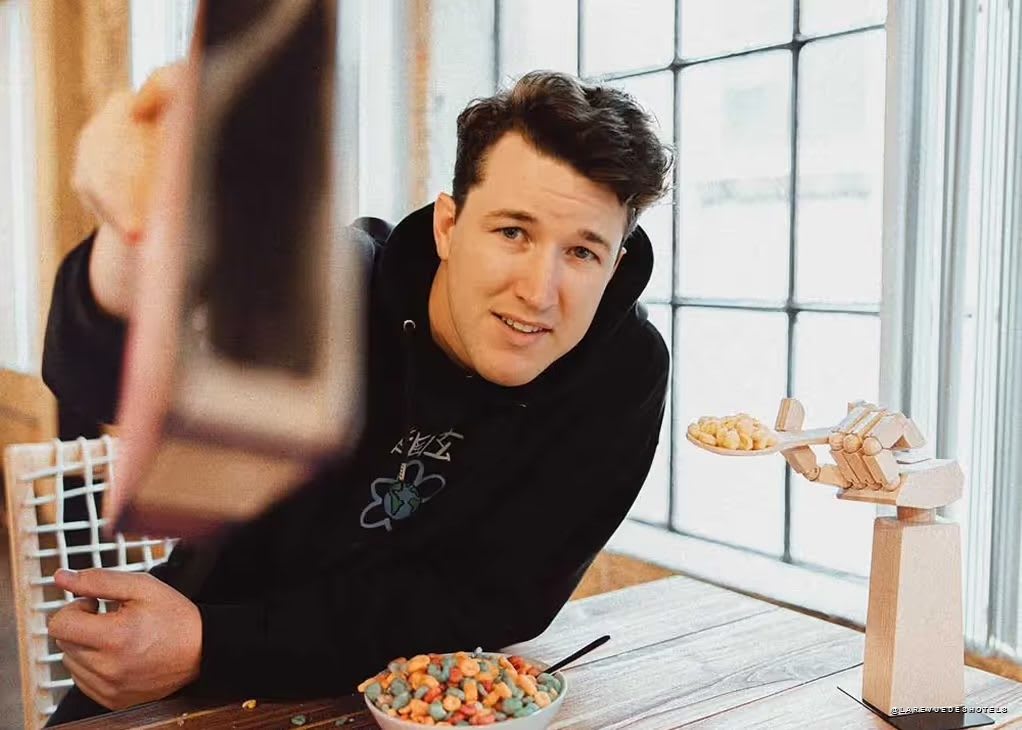 Trey Dillon, le créateur de Cereal Stays, avec une maquette