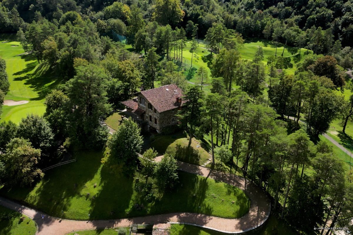 Vue aérienne de Menaggio et du site du futur Corinthia Lake Como, sur la rive occidentale du lac de Côme