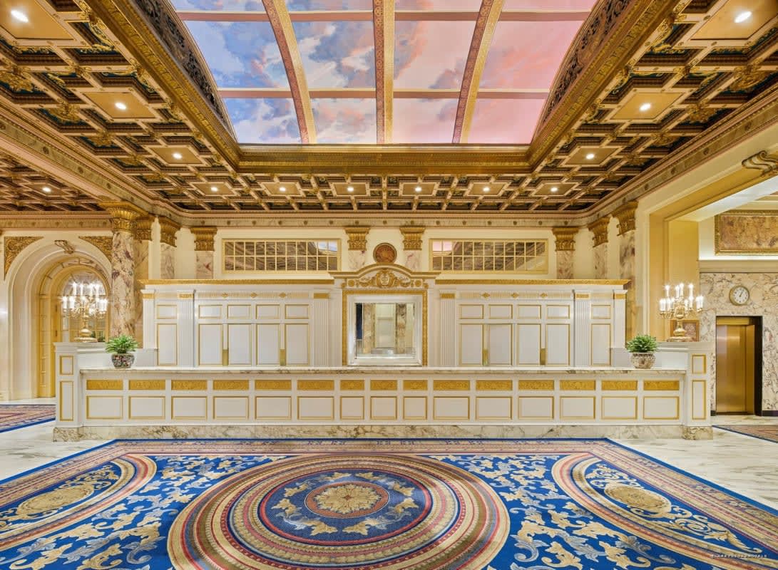 Le lobby et son plafond de ciel peint
