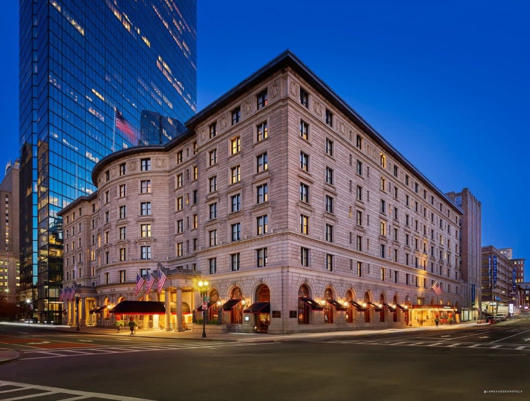 La façade de nuit, à Back Bay