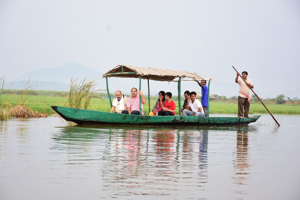 Observation ornithologique en barque au sanctuaire de Mangalajodi, sur le lac Chilika