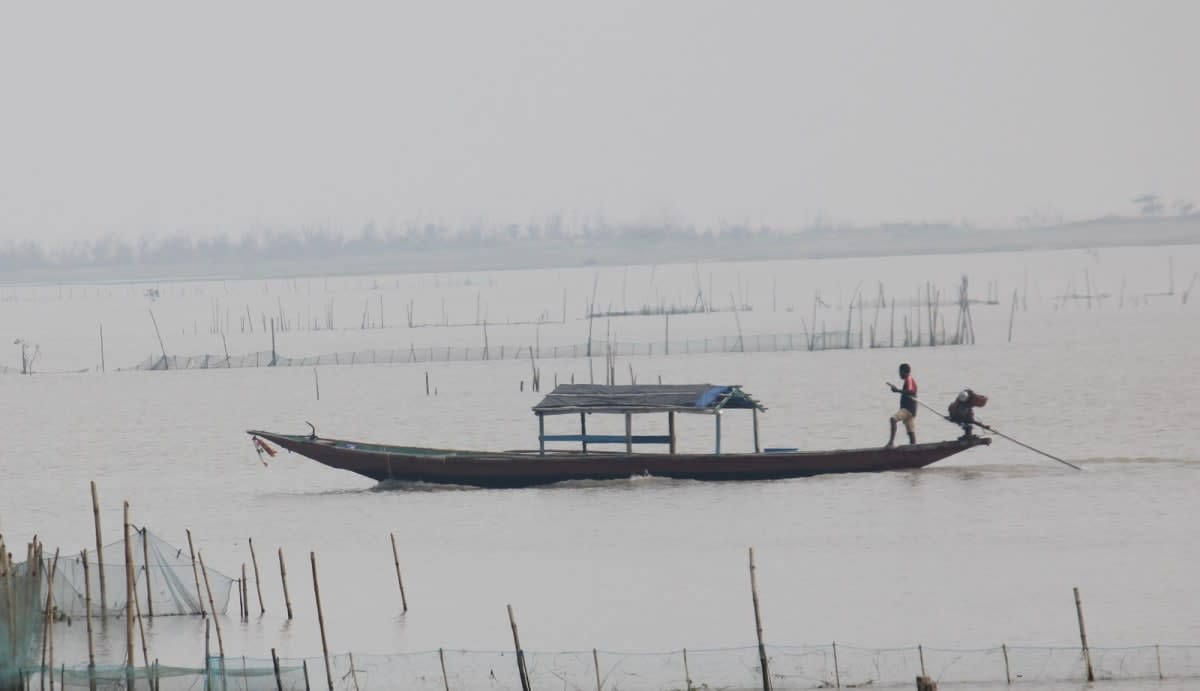 Pêcheur et filets sur pieux sur le lac Chilika, en Odisha