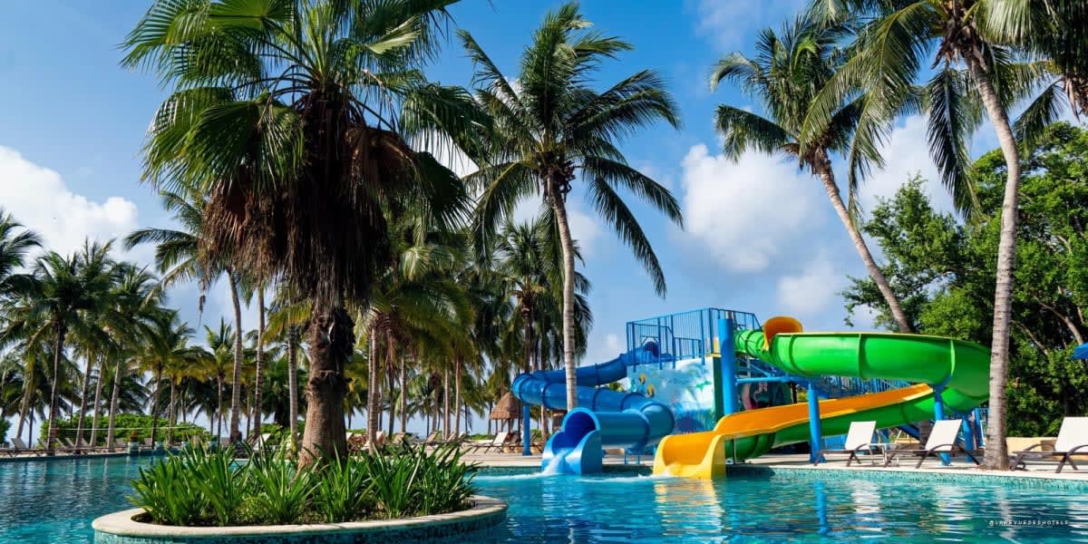 Piscines et toboggans du Kimpton Tres Rios Riviera Maya, au Mexique