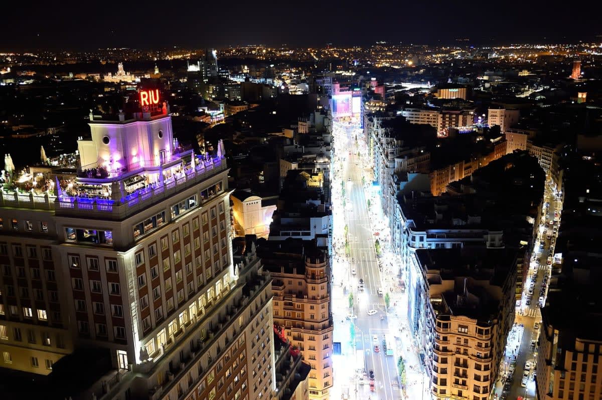 Vue aérienne nocturne de la Gran Vía de Madrid et de ses hôtels