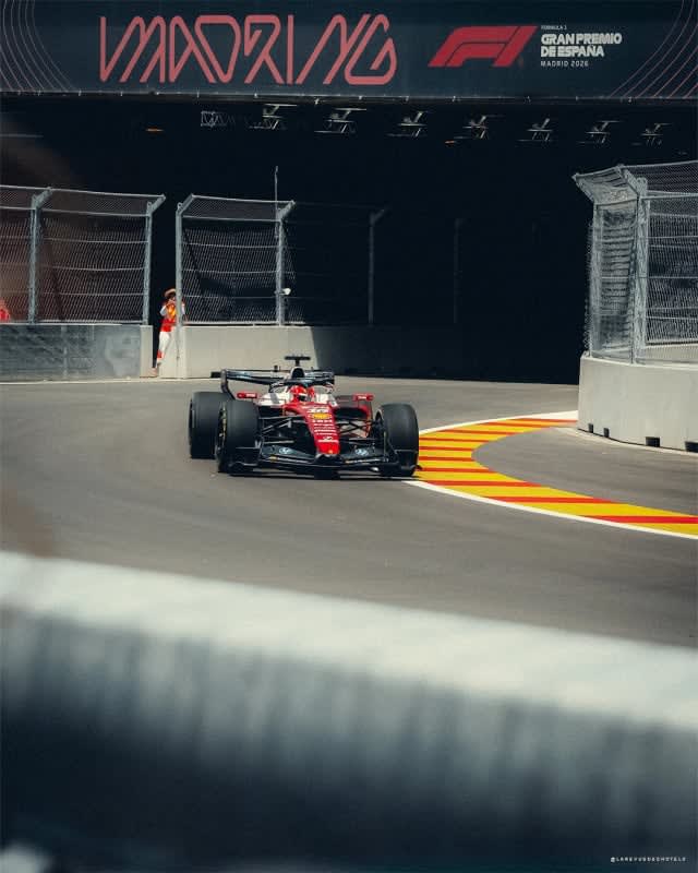 Monoplace devant la signalétique MadRing du Grand Prix d'Espagne 2026