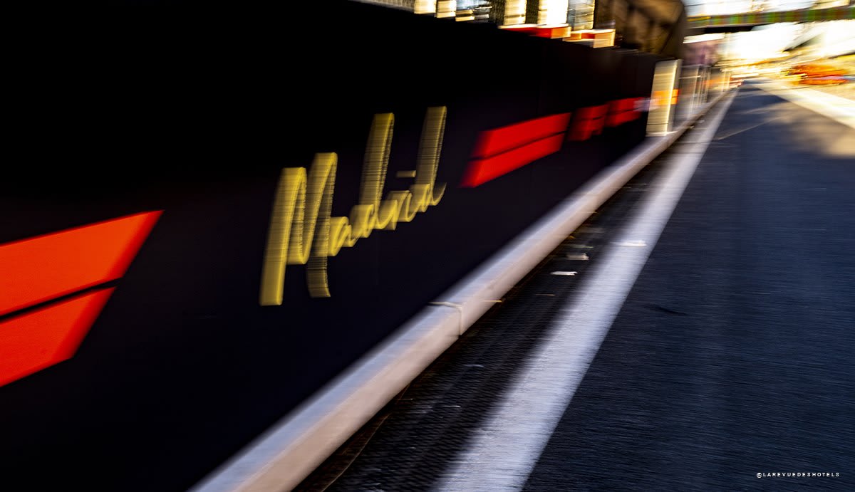 Enseigne lumineuse Madrid sur le circuit du MadRing la nuit