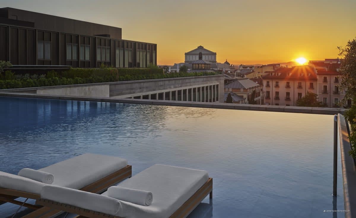 Piscine à débordement du rooftop de The Madrid EDITION au coucher du soleil
